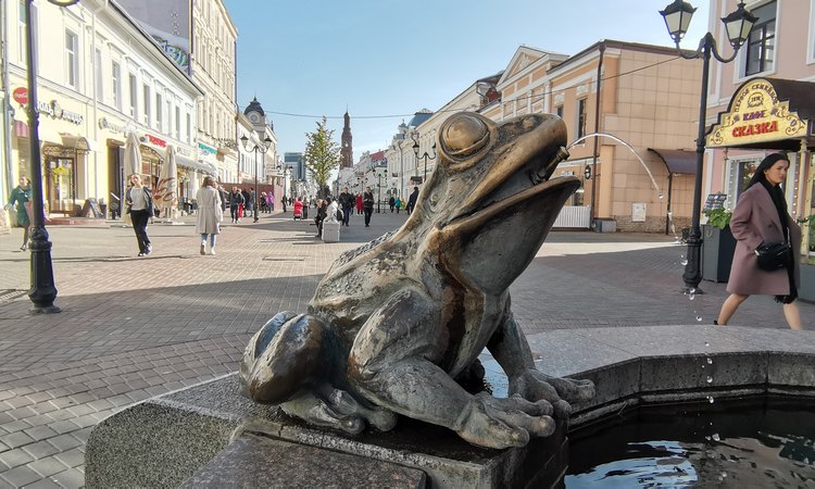 На счастье, на удачу»: какие места на скульптурах трут туристы в Казани